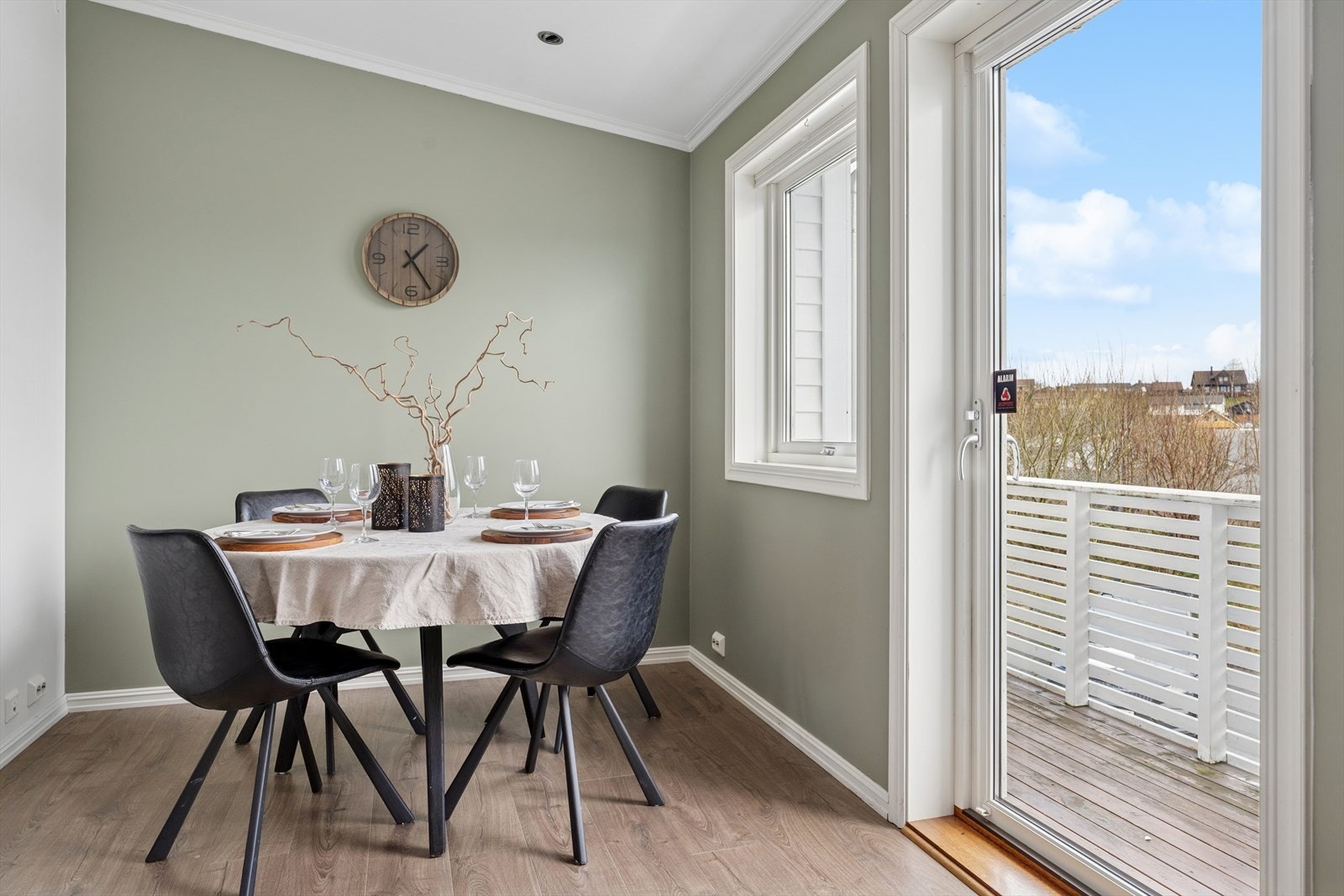 Utgang til balkong fra spiseplassen gir enkel tilgang til uteområdet. Galleribilde