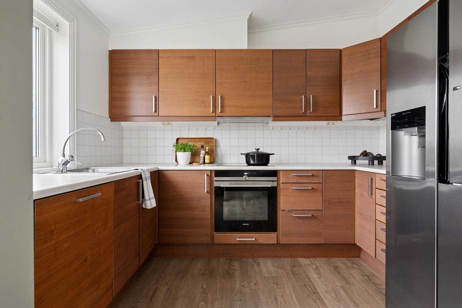 Kjøkkenet har innredning med slette fronter og laminatbenkeplate. Galleribilde