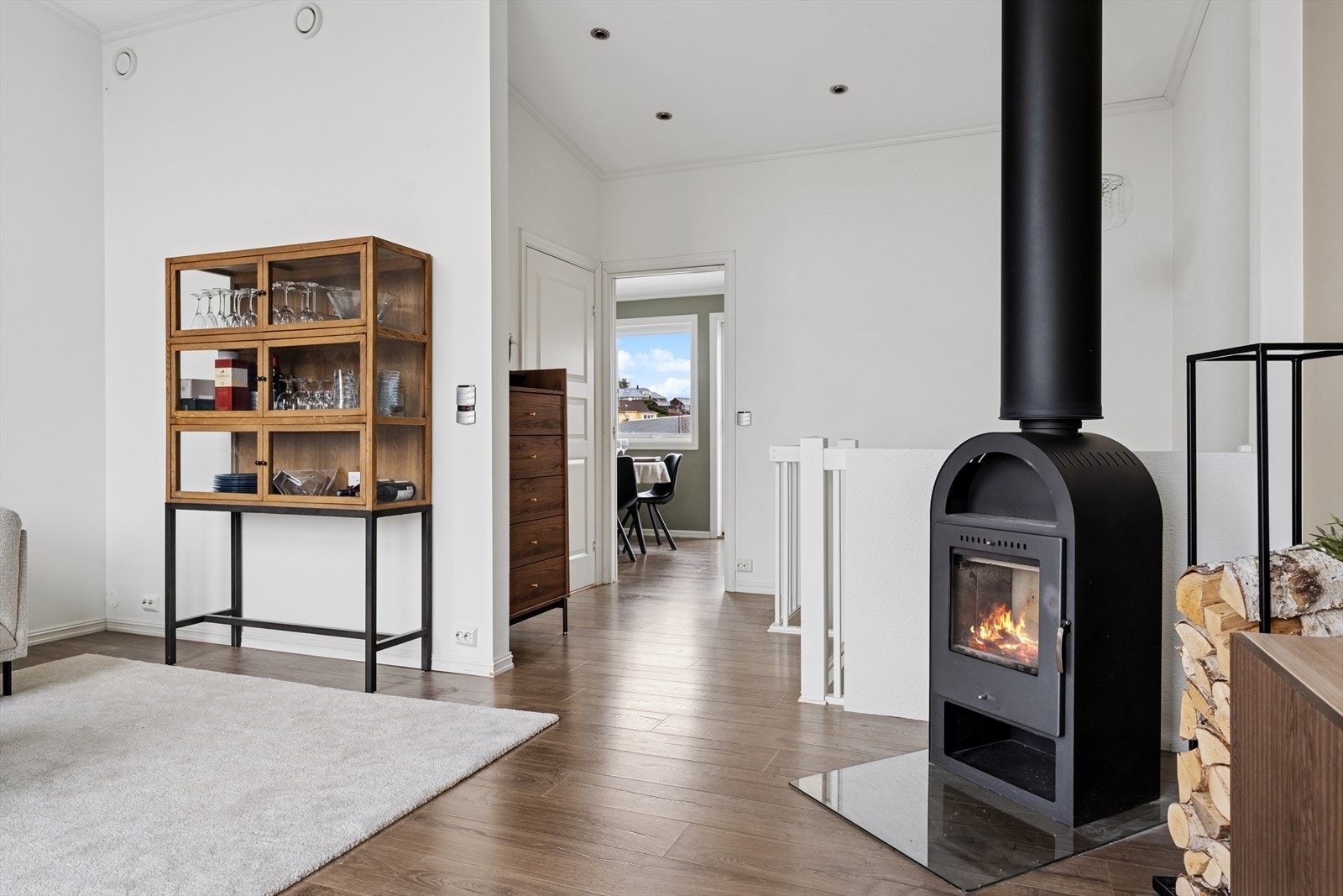 Vedovnen bidrar med jevn varme og skaper et behagelig innemiljø. Galleribilde