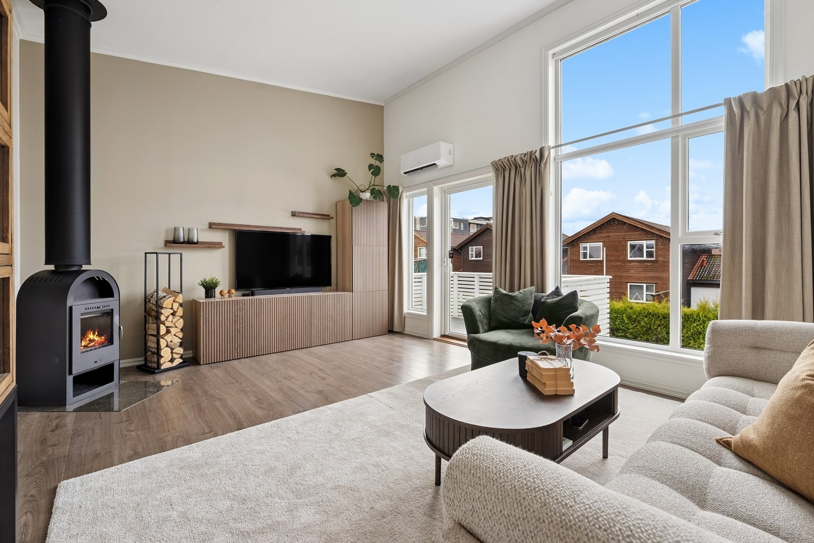 Store vindusflater og gjennomgående planløsning gir godt med lysinnslipp. Galleribilde