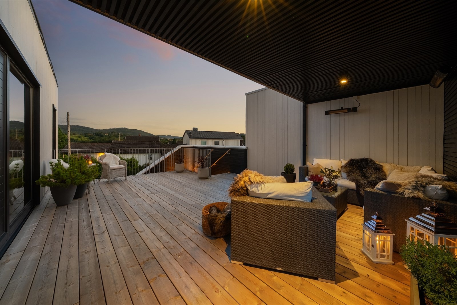 En imponerende takterrasse som gir hele 40 kvm, med gode muligheter for flere utgrupper. Galleribilde