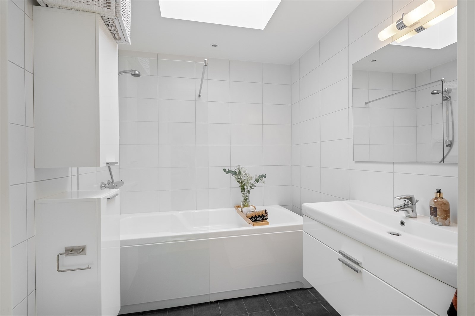 Badet er på 4,2m² med varme i gulv. Innredet med servant, badekar, vegghengt klosett og mekanisk avtrekk. Galleribilde