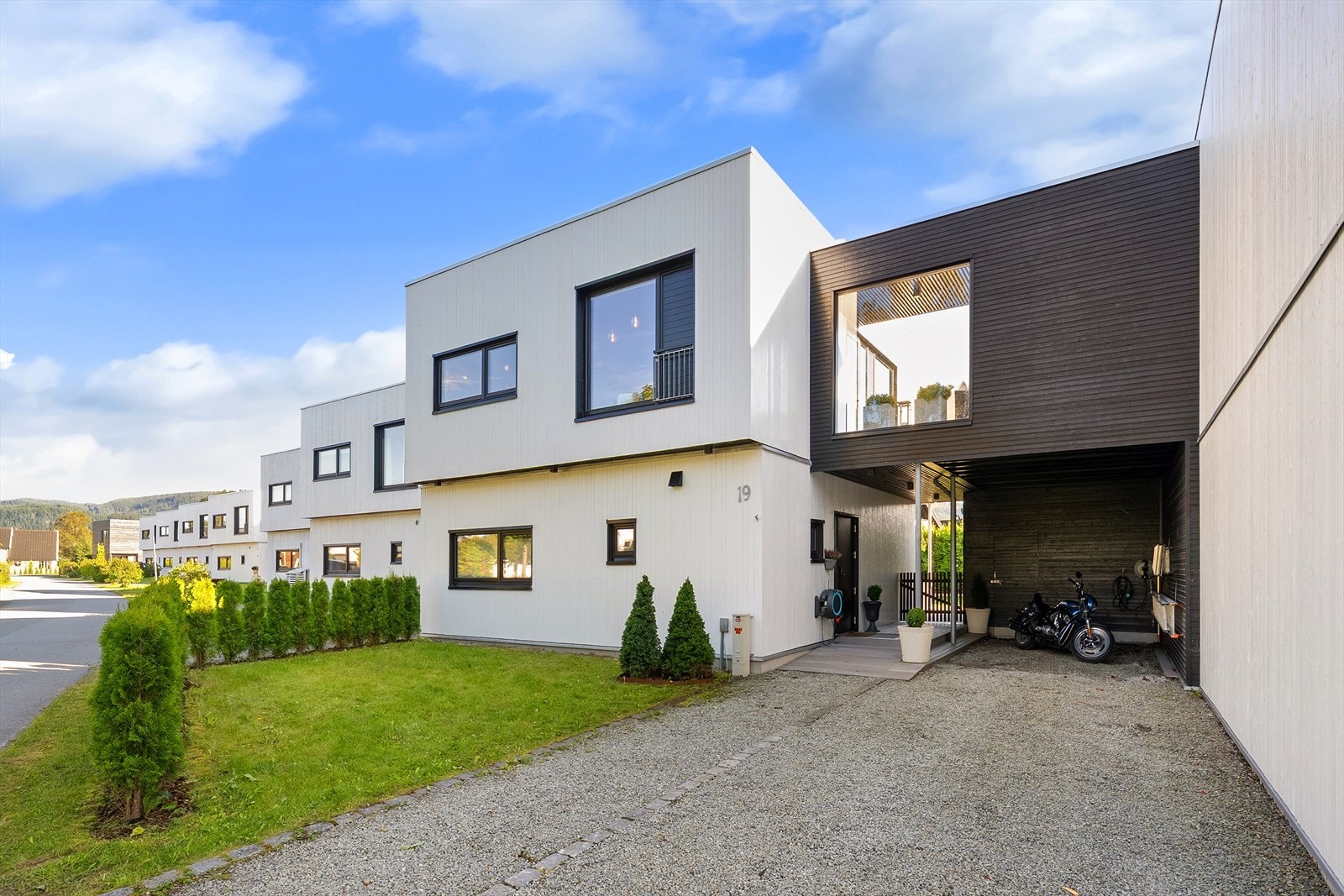 Det er parkering i carport. I tillegg er det plass til tre biler på egen gårdsplass. Her er det installert El-bil lader. Galleribilde