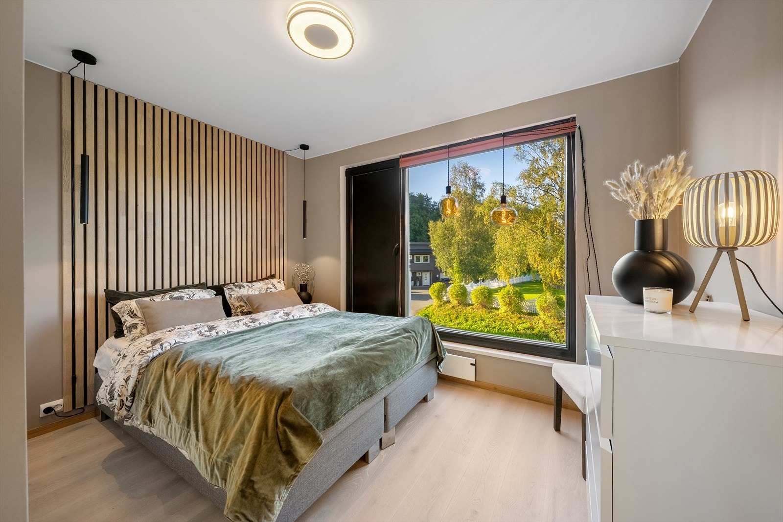 Lyst og moderne soverom på 11m². Galleribilde