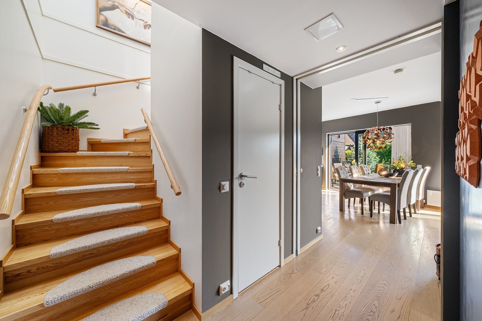 Boligen har lagringsmuligheter i bod under trapp, teknisk bod og sportsbod. Galleribilde