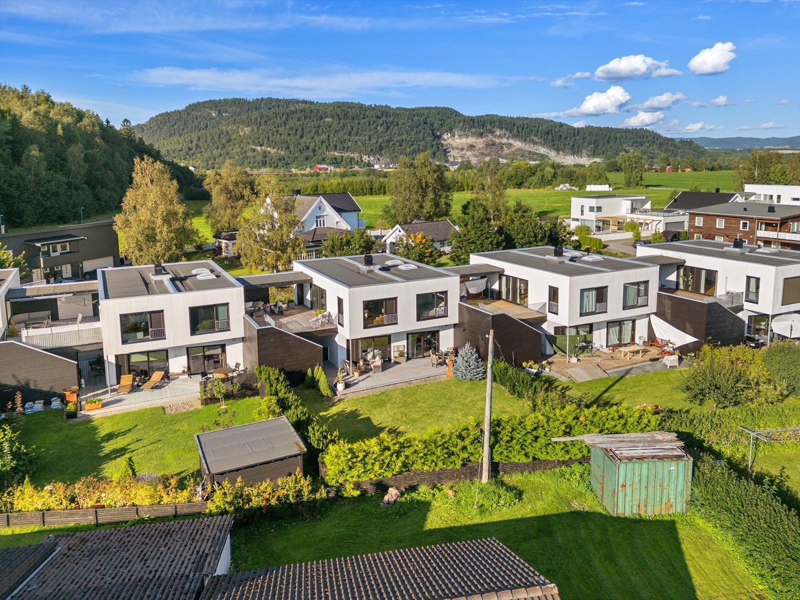 Eiendommen ligger bare en rask 5-minutters kjøretur unna Stjørdal sentrum hvor du kan finne blant annet barnehager, barneskoler, ungdomsskoler og videregående skoler. Galleribilde