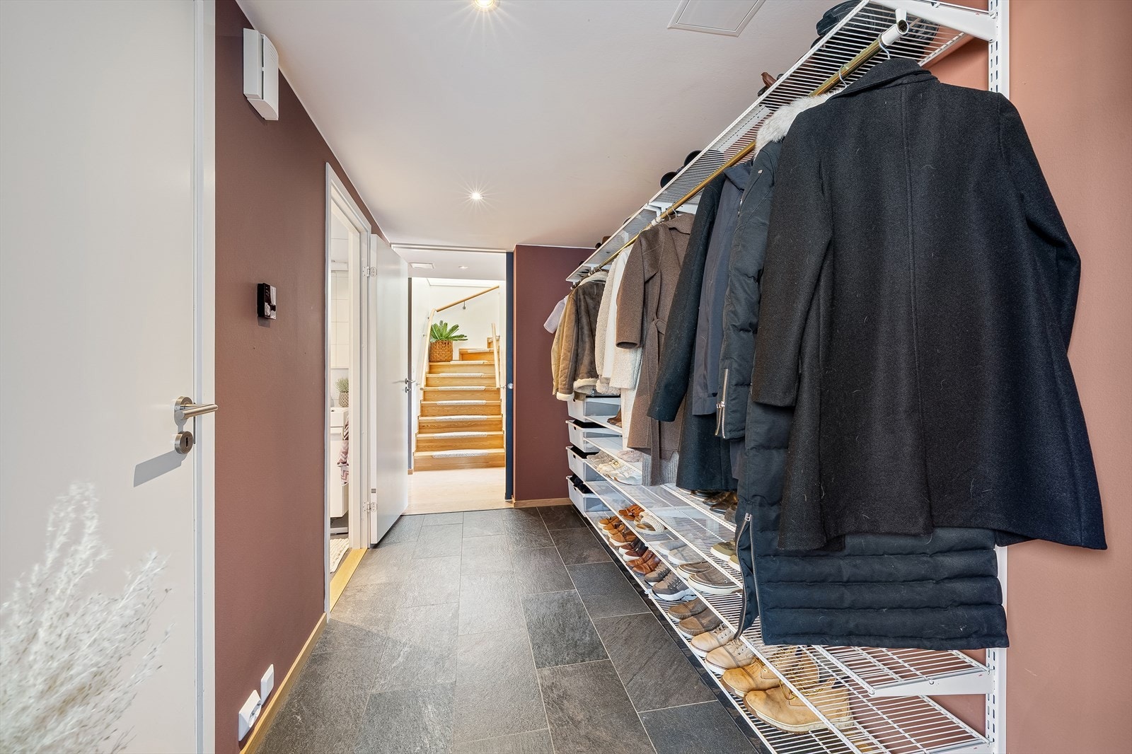 Romslig gang på 6,5m² med god plass til oppbevaring av yttertøy. Galleribilde
