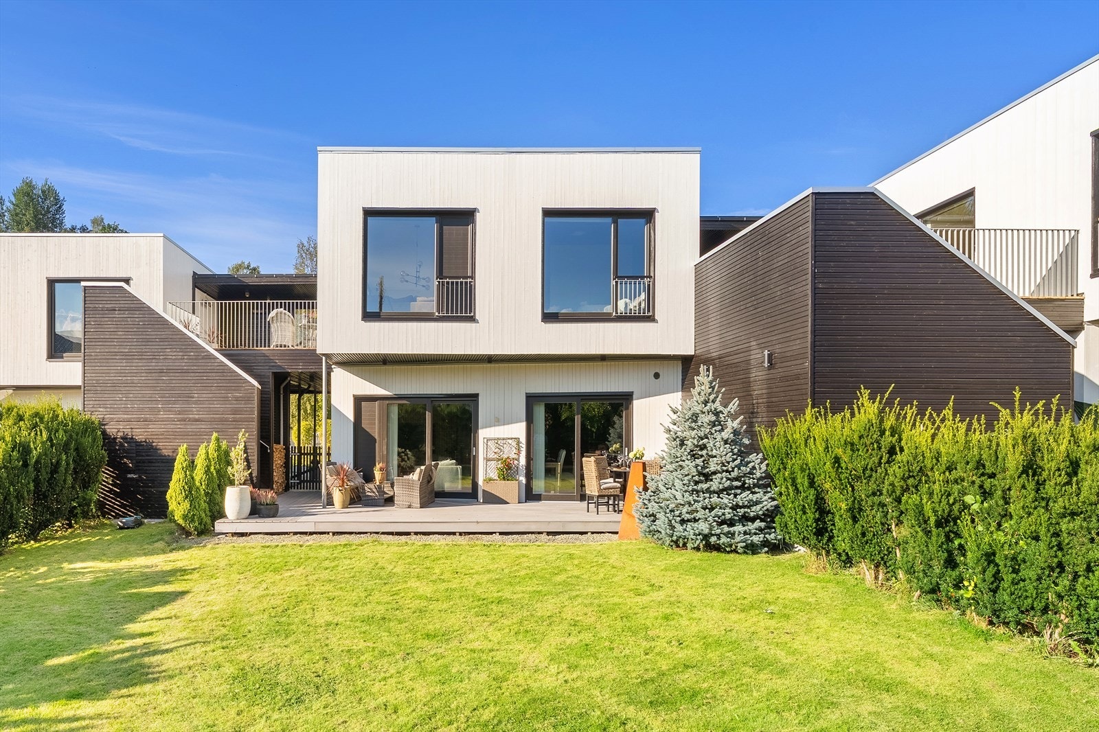 Prestmoen har en idyllisk beliggenhet i landlige omgivelser og det er kort avstand til flotte naturområder med skog og mark. Stilren og attraktiv enebolig i et rolig og familievennlig boområde. Galleribilde