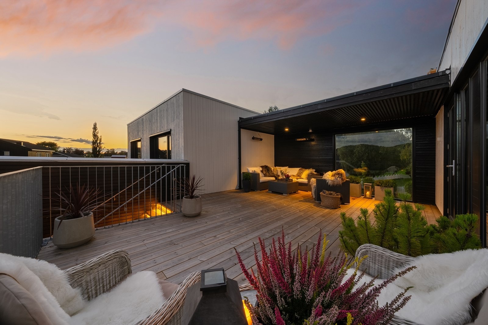 Boligen har en stor terrasse på 40m² med plass til flere sittegrupper. Galleribilde