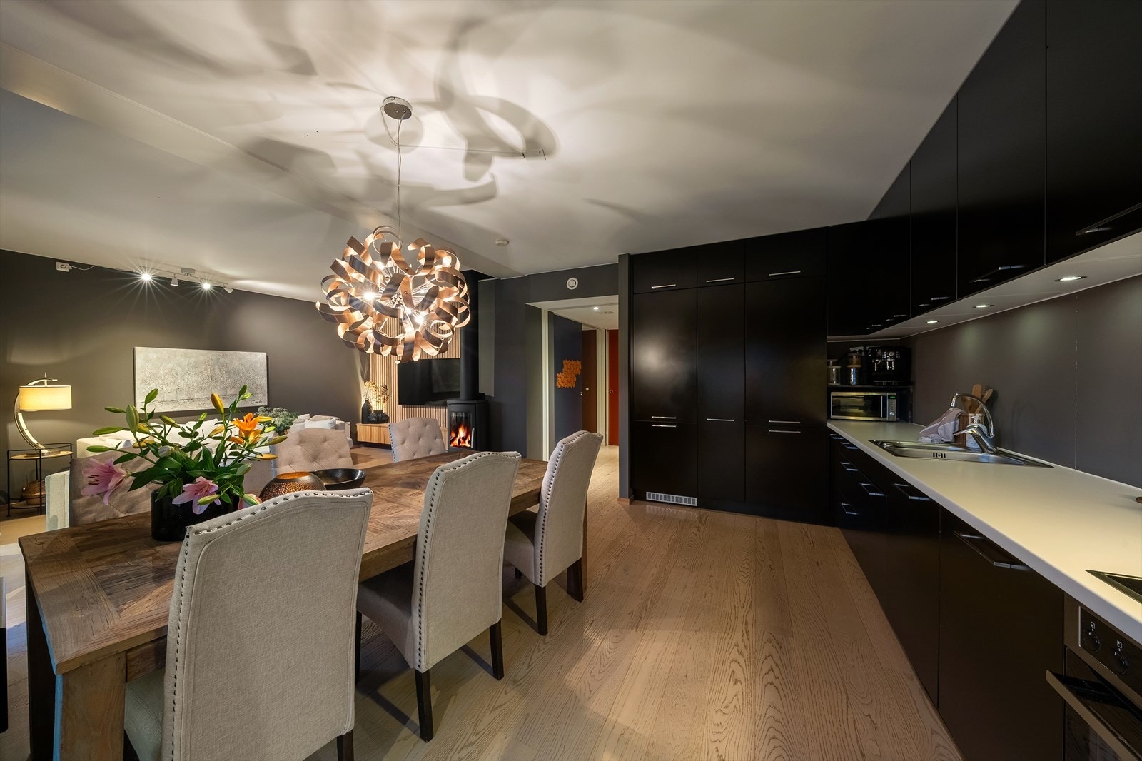 Kjøkkenet har rikelig benkeplass, samt over- og underskap for god oppbevaring. Galleribilde