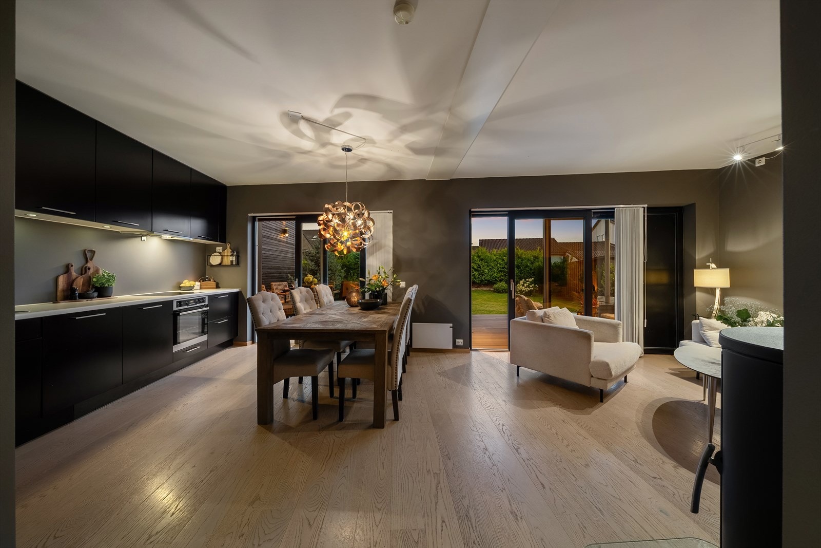 Boligen har en flott stue-/kjøkkenløsning på hele 33m². Galleribilde