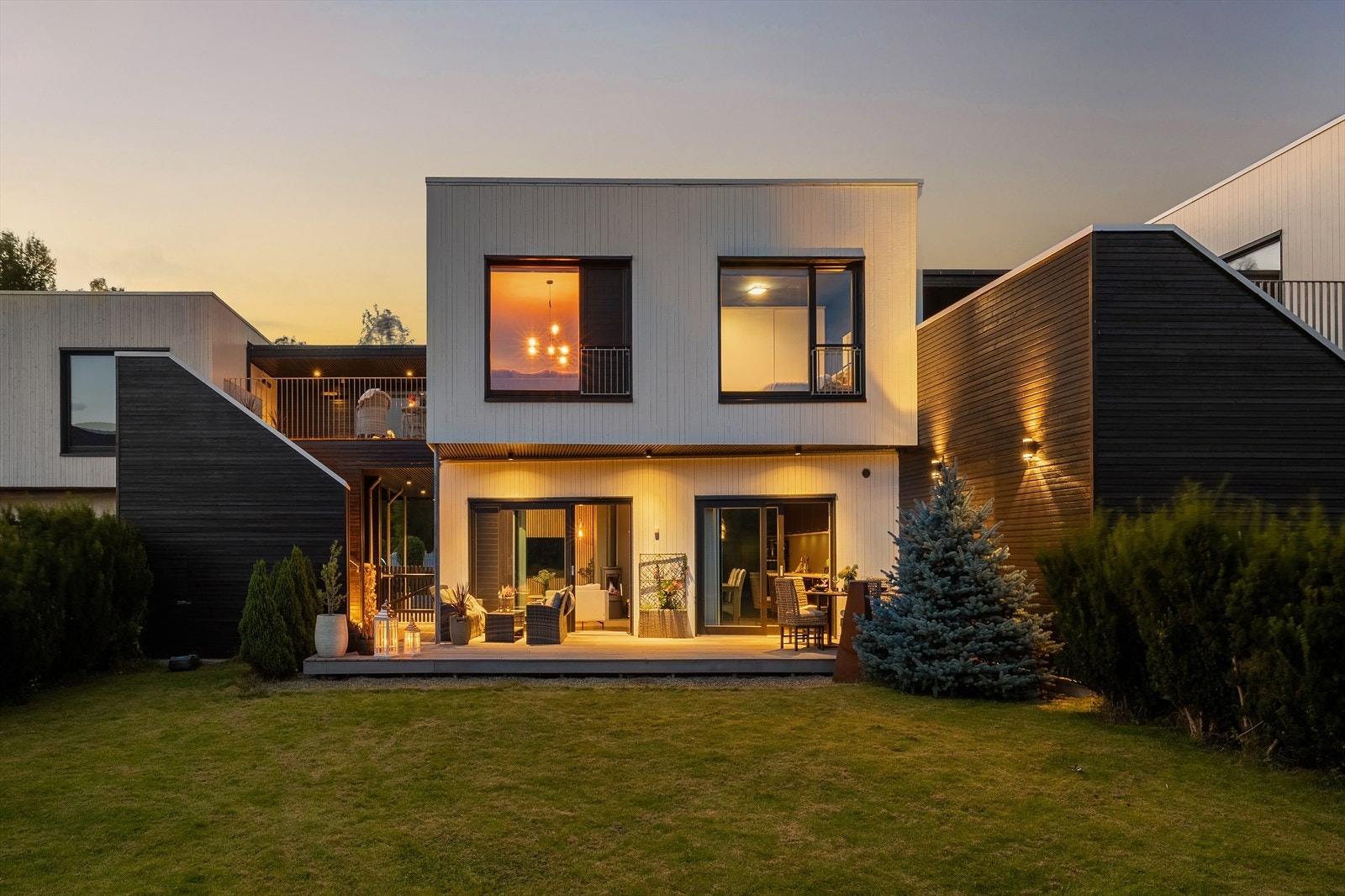 En moderne, kjedet funkisbolig over to etasjer, oppført i 2013 med gjennomgående pen standard. Galleribilde