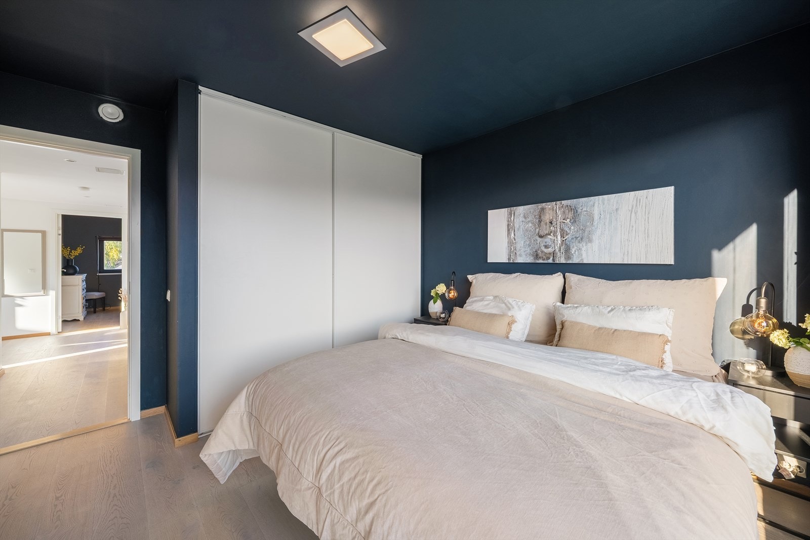 På alle soverommene i 2etg. er det skyvedørsgarderobe og panelovn. Galleribilde