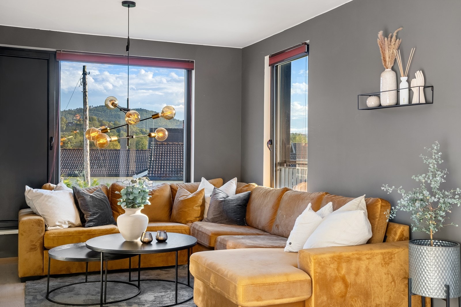 Her er det også parkett på gulv, gipsplater på vegg og panel i himling. Galleribilde