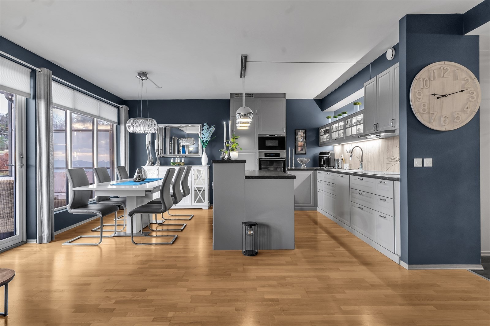 Kjøkkenet har rikelig med både skap- og benkeplass, kombinert med godt integrert belysning og kjøkkenplater over benkeplaten som gir en pen og praktisk overflate. Galleribilde