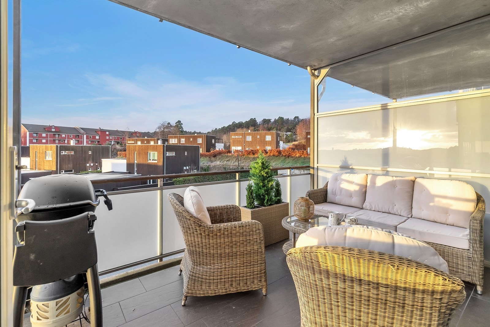 Nyt late dager i solveggen på en solrik sørvestvendt balkong, som utgjør et naturlig samlingspunkt på varme sommerdager. Galleribilde