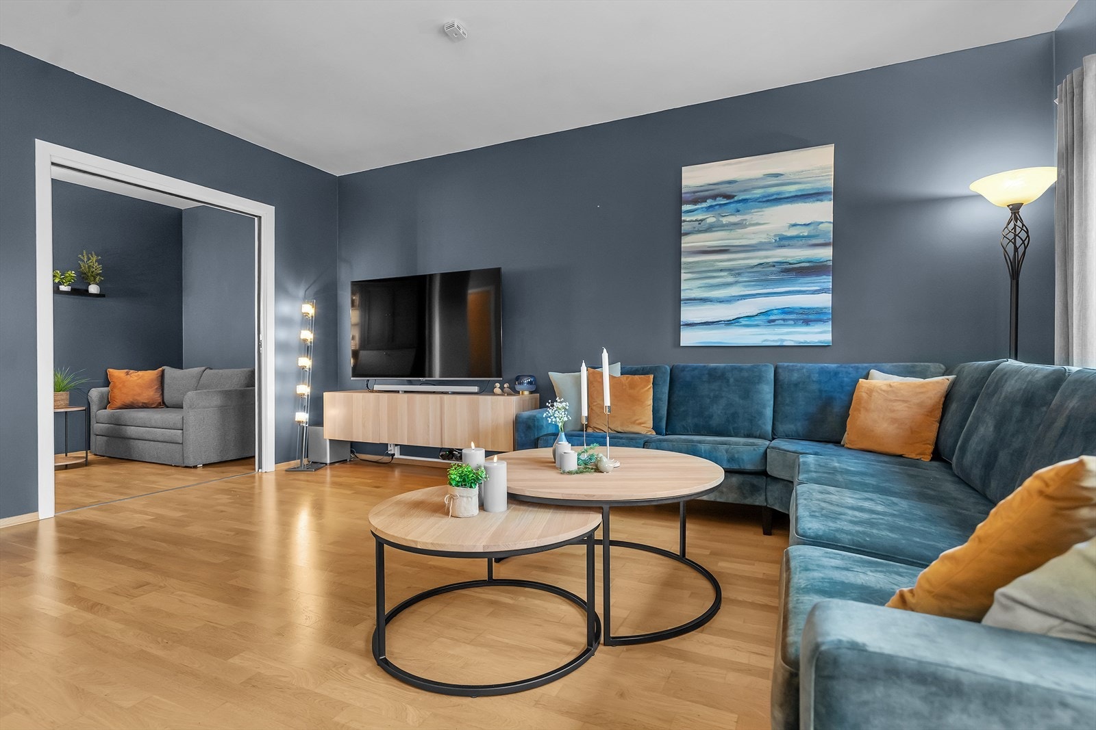 En del av stuen er diskret avskjermet med en skyvedør, noe som gjør det til en ideell sone for avslapning eller en privat krok. Galleribilde