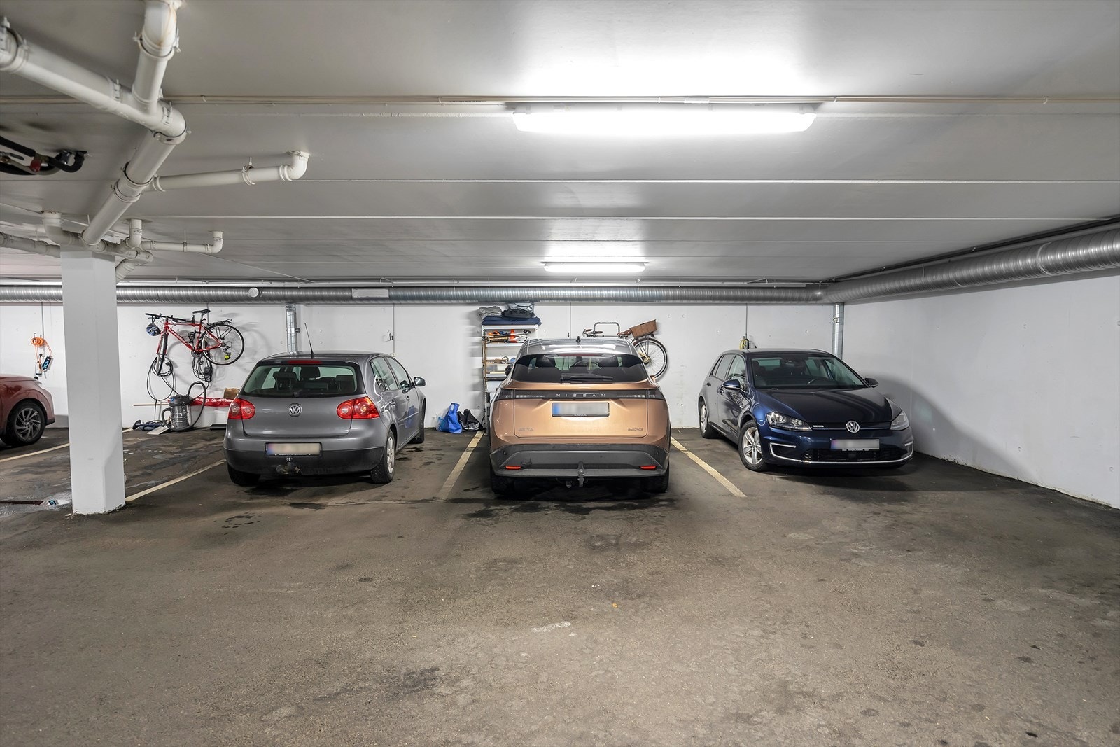 Fast parkeringsplass (i midten) med mulighet for å installere elbil-lader. Galleribilde