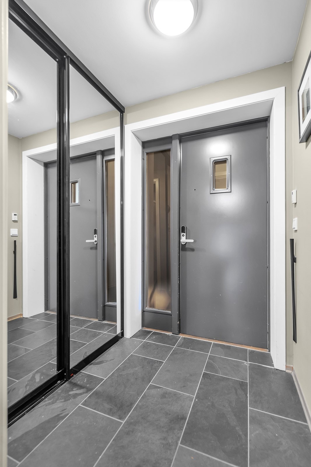 Her er det rikelig med plass til oppheng av yttertøy og sko, praktisk løst med en skyvedørsgarderobe med stilrene speildører. Galleribilde