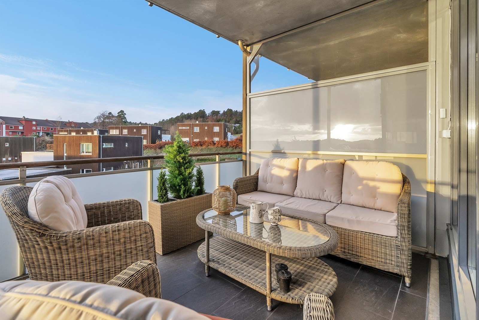 Her er det rikelig med plass til utemøblement og grill, noe som gjør den perfekt for avslappende stunder eller sosiale sammenkomster med familie og venner. Galleribilde