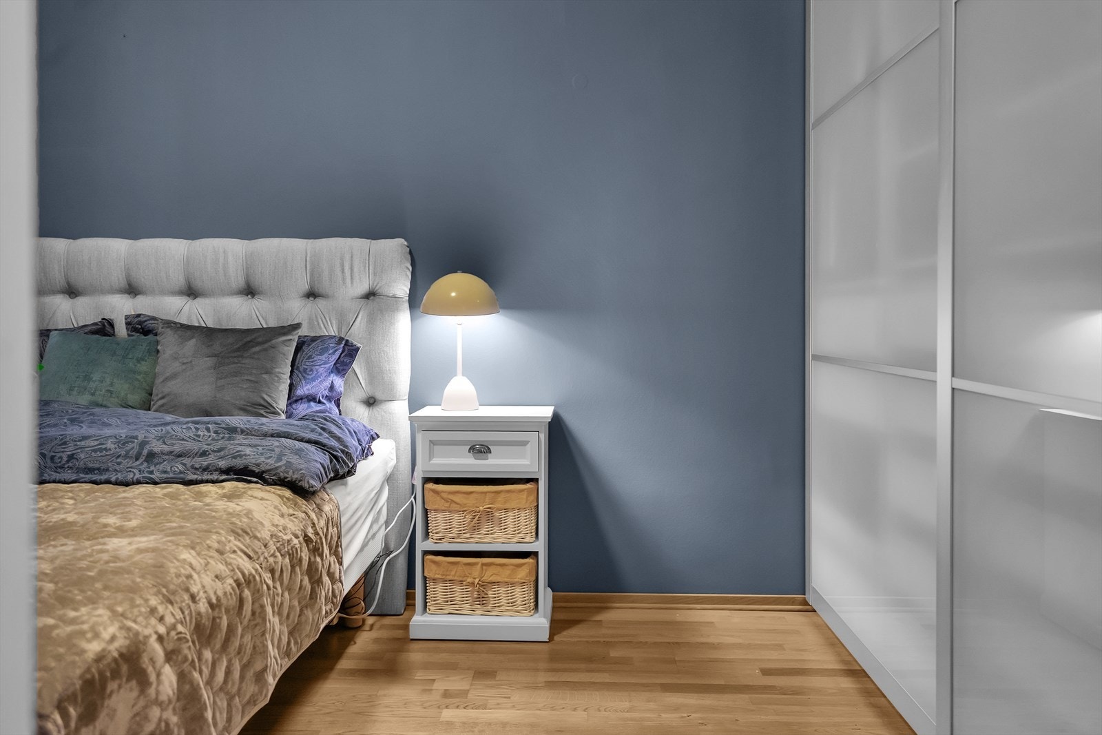 og leveres med en medfølgende skyvedørsgarderobe som tilbyr rikelig med oppbevaringsplass. Galleribilde