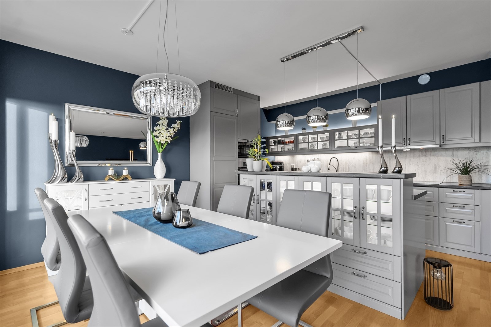 Den praktiske kjøkkenøya gir ekstra arbeids- og oppbevaringsplass og skaper samtidig en tydelig og sosial kjøkkensone - perfekt for både daglig bruk og når du har gjester. Et kjøkken som kombinerer eleganse, kvalitet og brukervennlighet! Galleribilde