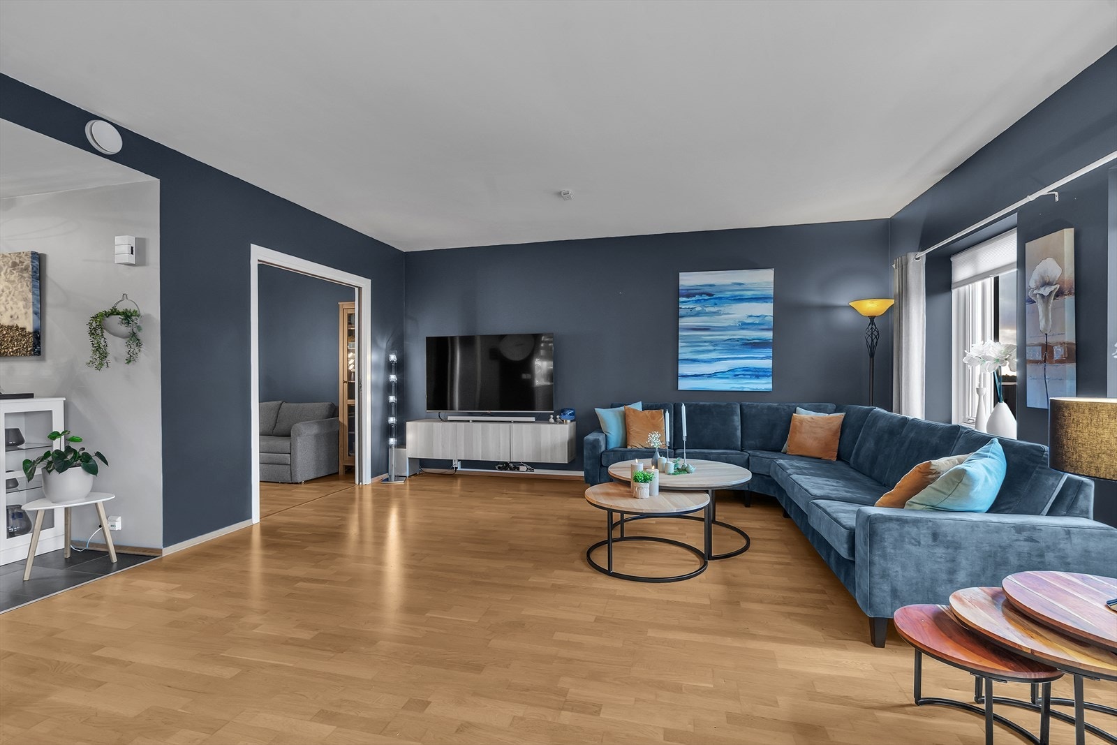 Listefrie overganger, balansert ventilasjon og vannbåren gulvvarme gir et gjennomført moderne preg. Galleribilde