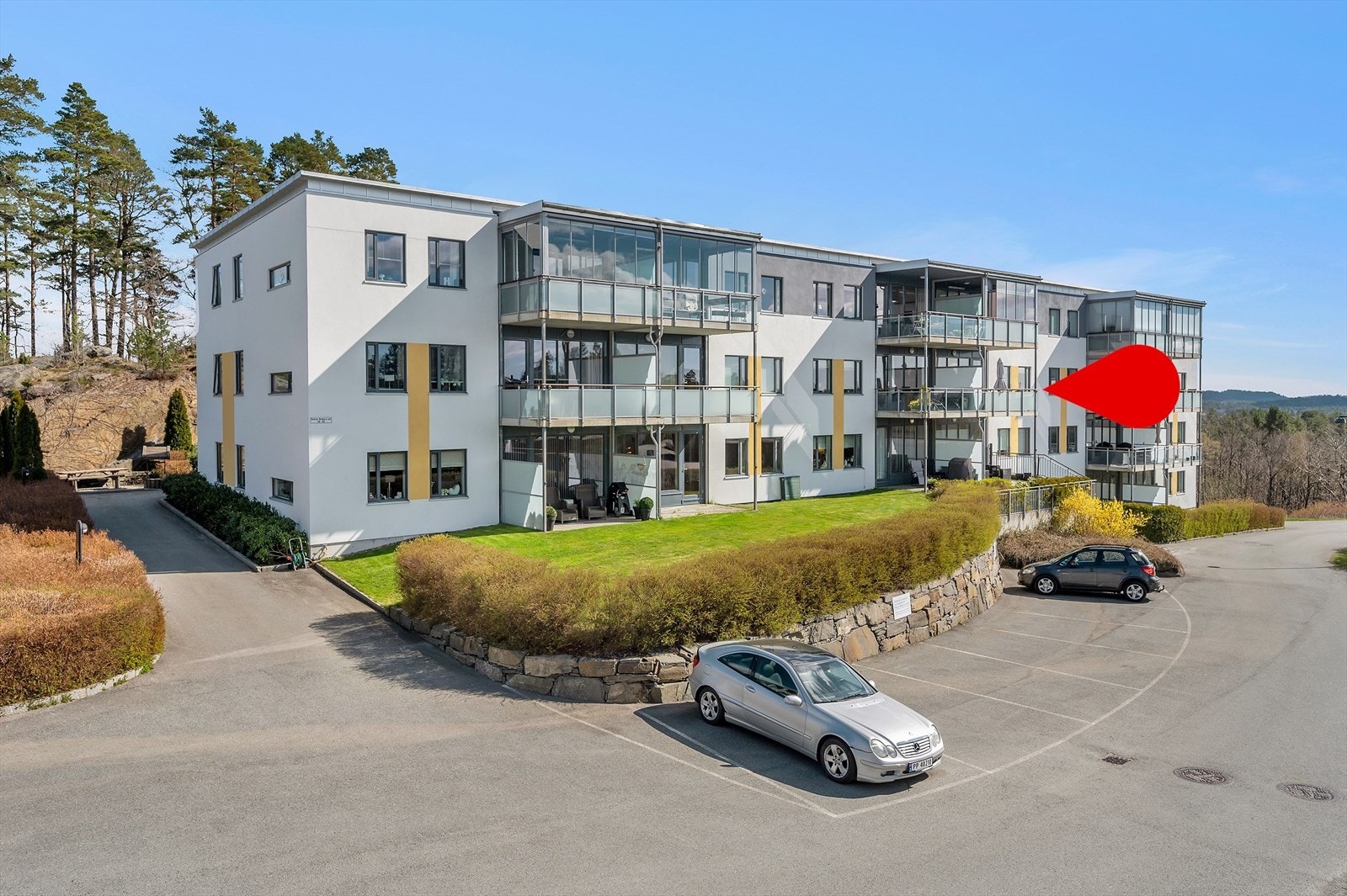 Her har vi gleden av å presentere en lys og innbydende 3-roms leilighet med en attraktiv beliggenhet på populære Søm - en bydel som de siste årene har befestet seg som en av Kristiansands mest etterspurte. Galleribilde