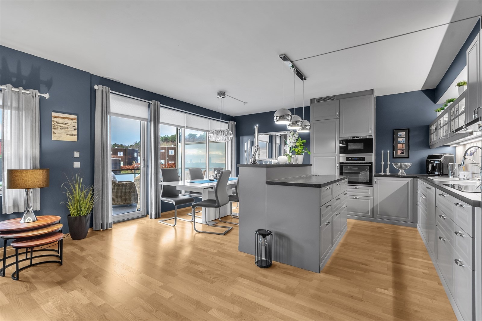 Stilrent og funksjonelt kjøkken med moderne Ikea-innredning fra 2016. Galleribilde