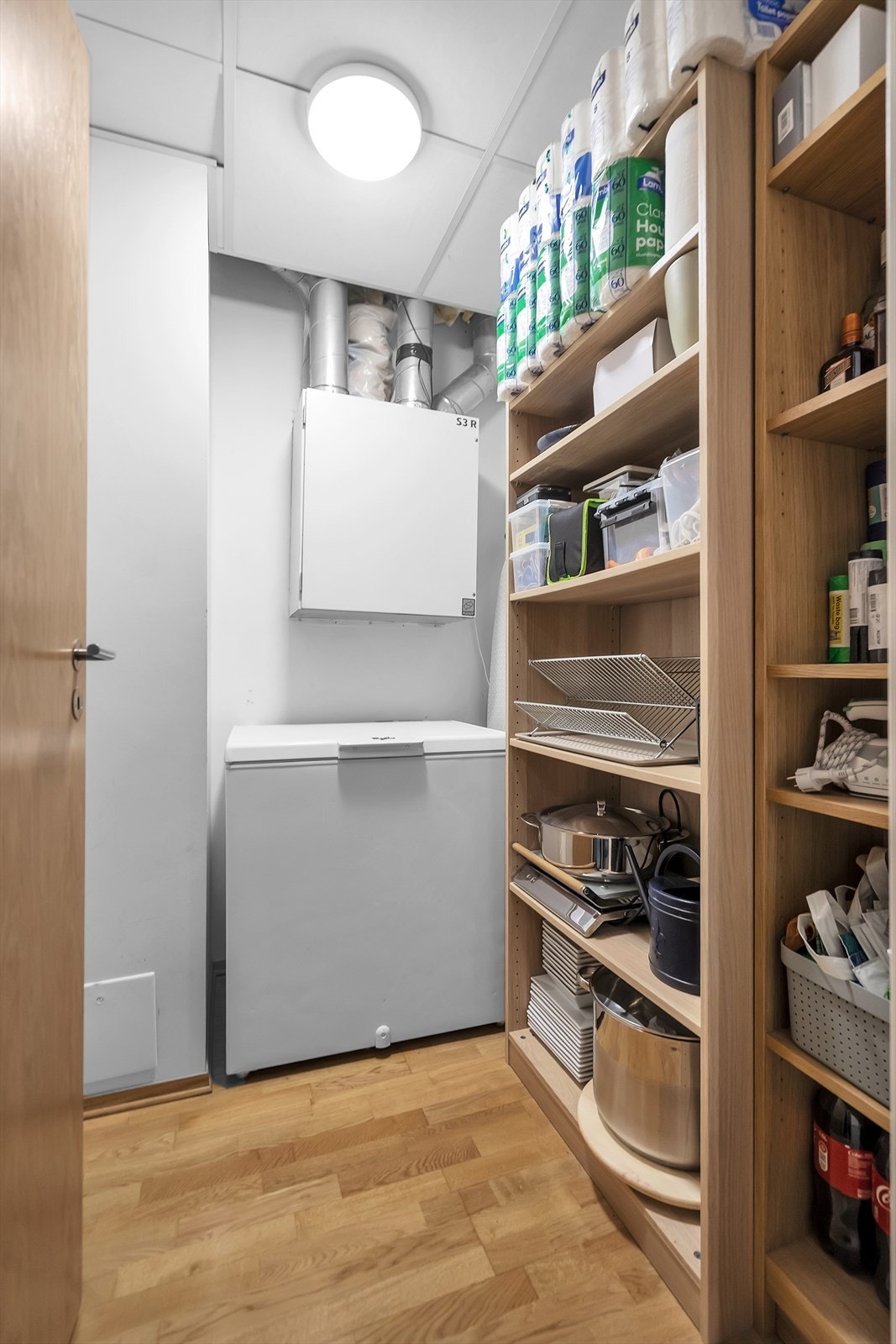 Praktisk teknisk bod med god oppbevaringsplass, ideell for organisering av diverse eiendeler. Boden har også plass til fryseboks, noe som bidrar til ekstra funksjonalitet og fleksibilitet i hverdagen. En smart løsning for effektiv lagring! Galleribilde