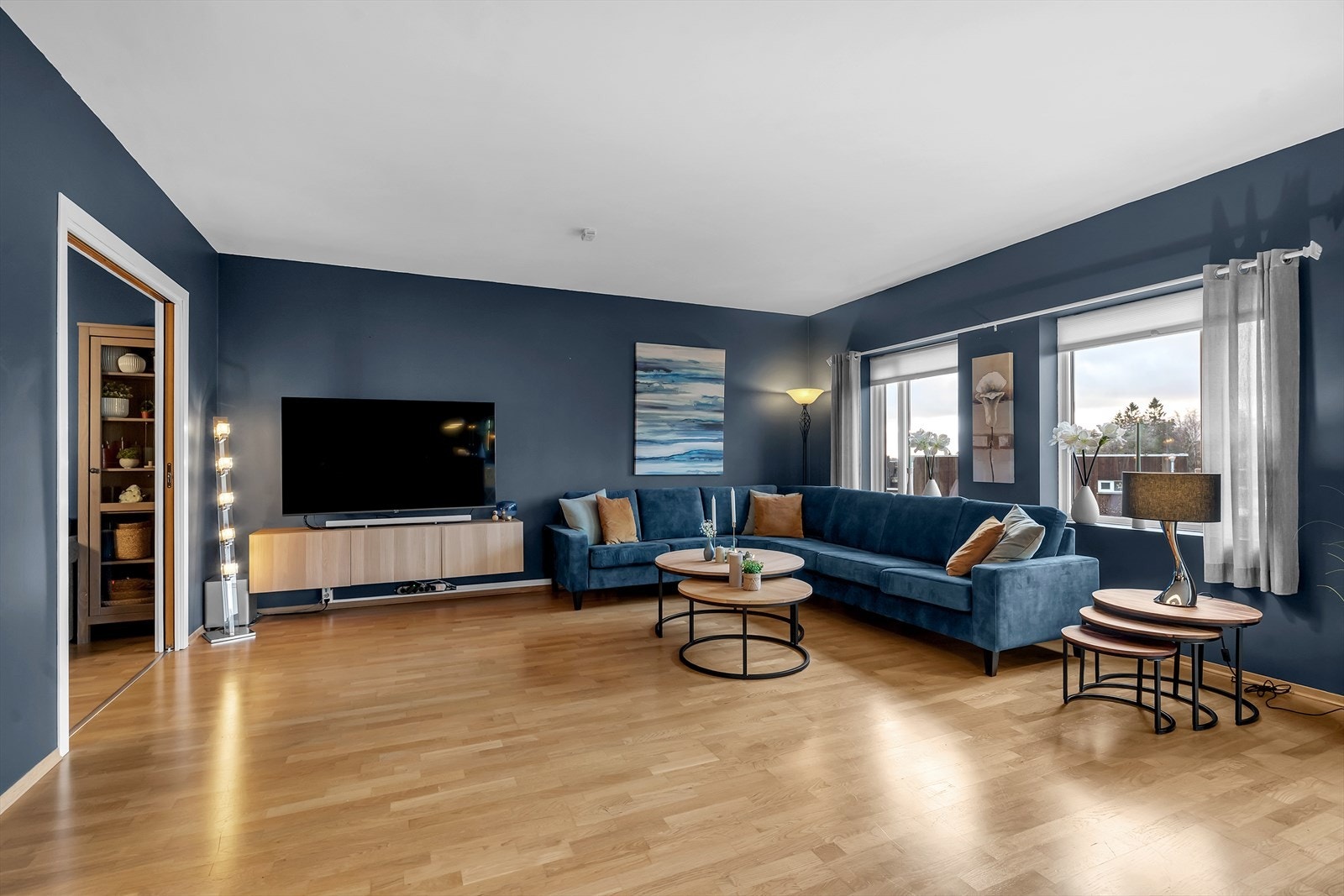 Store vindusflater slipper inn rikelig med naturlig lys og skaper en behagelig atmosfære. Galleribilde