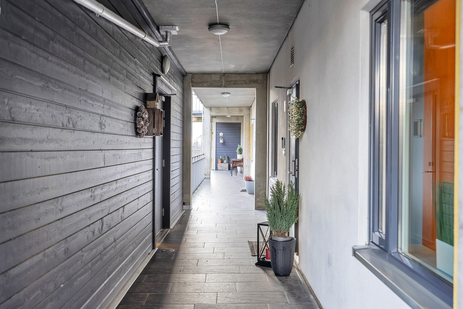 Fra heisen når du en overbygd svalgang som trygt leder deg frem til inngangsdøren. Her er alt tilrettelagt for en enkel og behagelig hverdag! Galleribilde