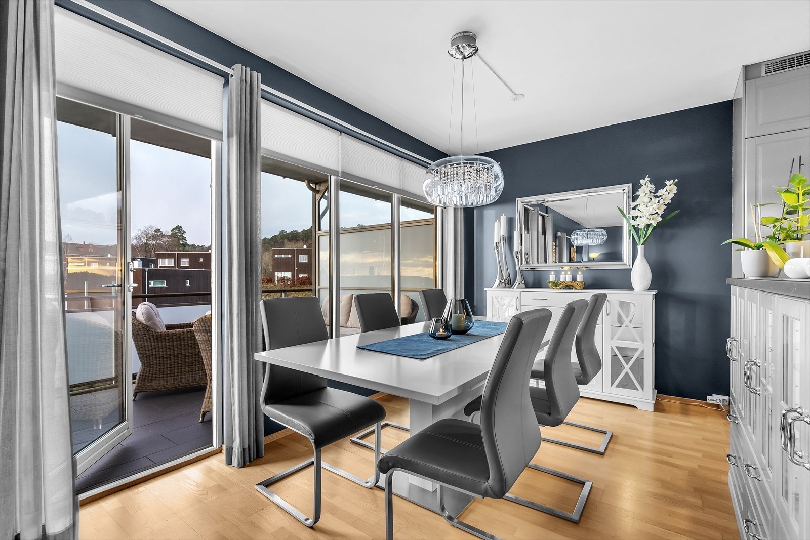 Fra stuen har du også utgang til en solrik balkong, perfekt for rolige morgenkaffer eller sosiale sammenkomster på fine dager. Galleribilde