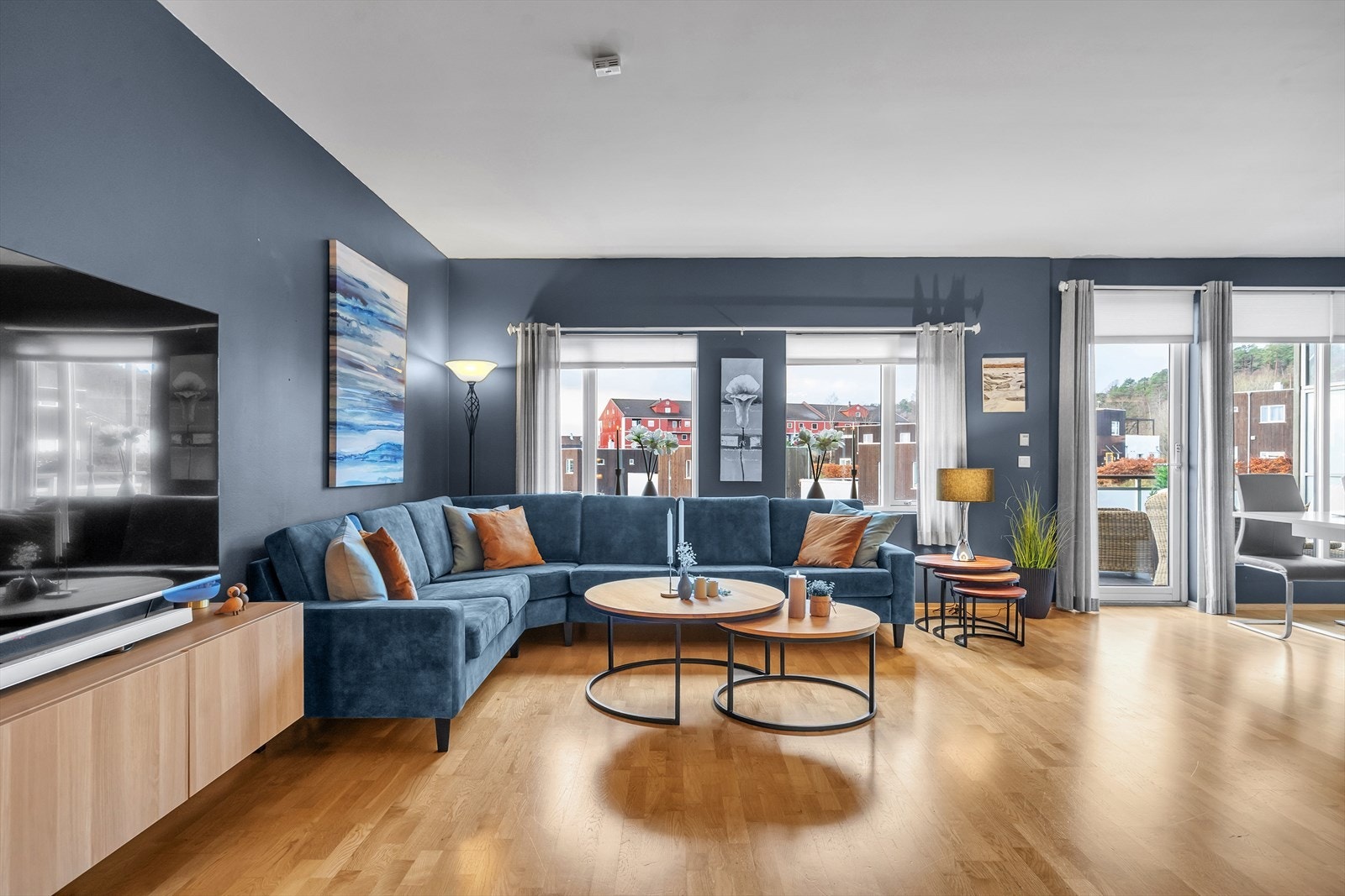 Lys og romslig stue med et moderne og tidløst fargevalg, som gjør det enkelt å innrede etter egen stil. Galleribilde