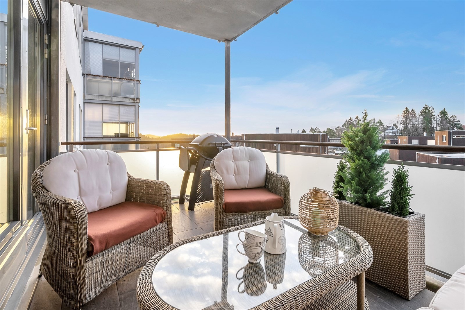 Balkongen er gjennomtenkt med strømuttak og flislagt underlag - en ideell uteplass for enhver anledning! Galleribilde