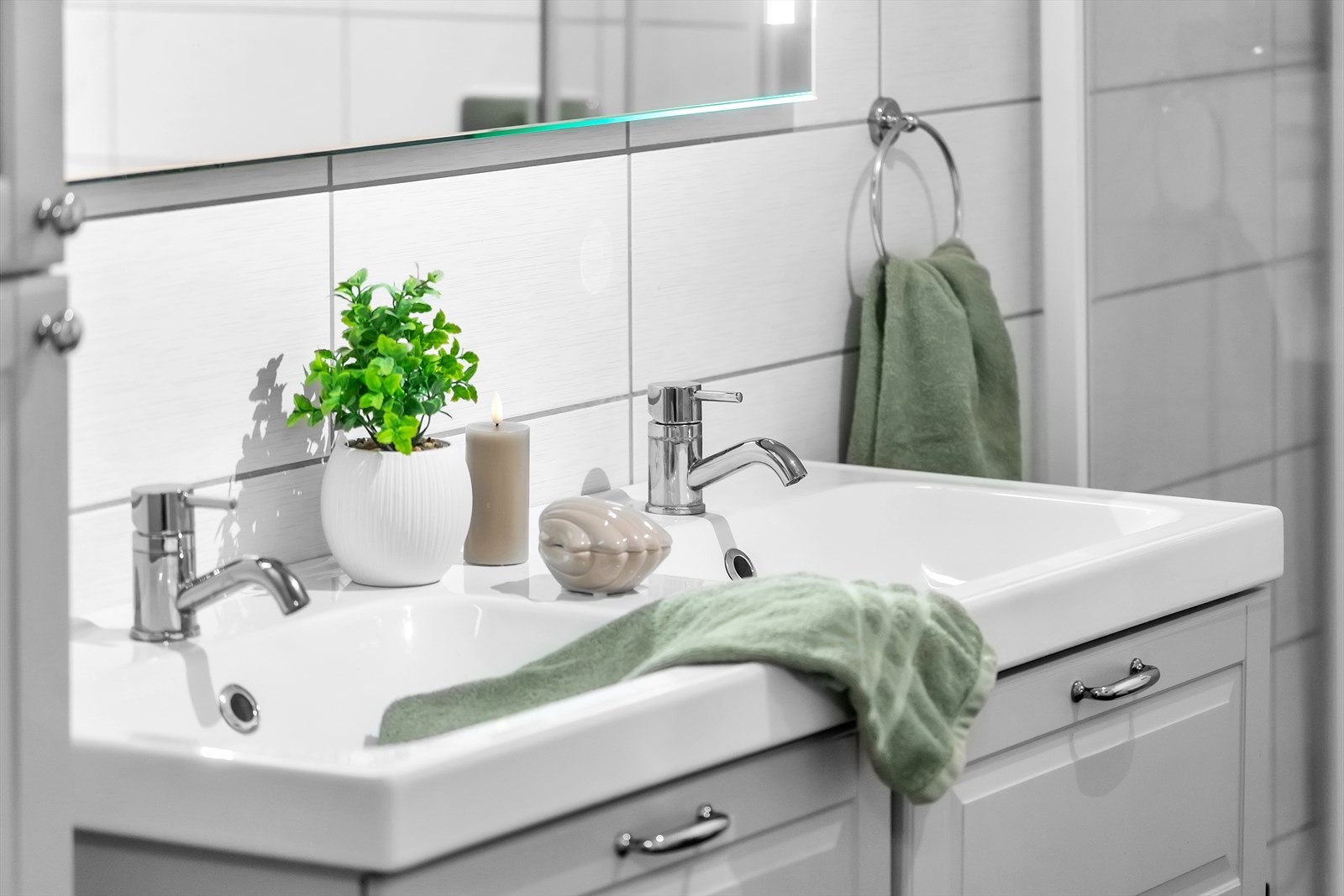 Baderomsinnredningen, inkludert den doble servanten, er fra 2020. Galleribilde