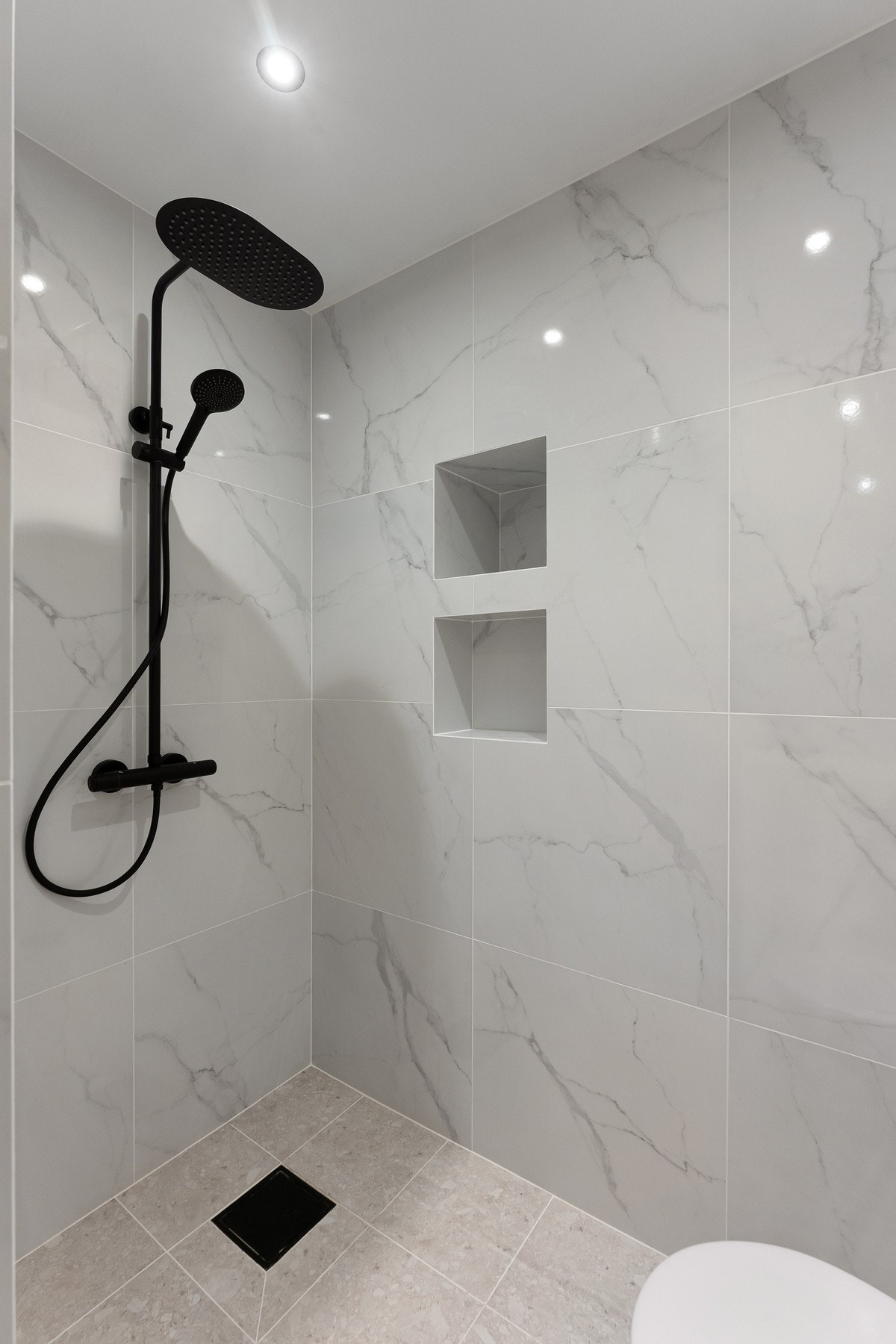 Her finnes også innfelte hyller som gir praktisk oppbevaring av produkter. Galleribilde