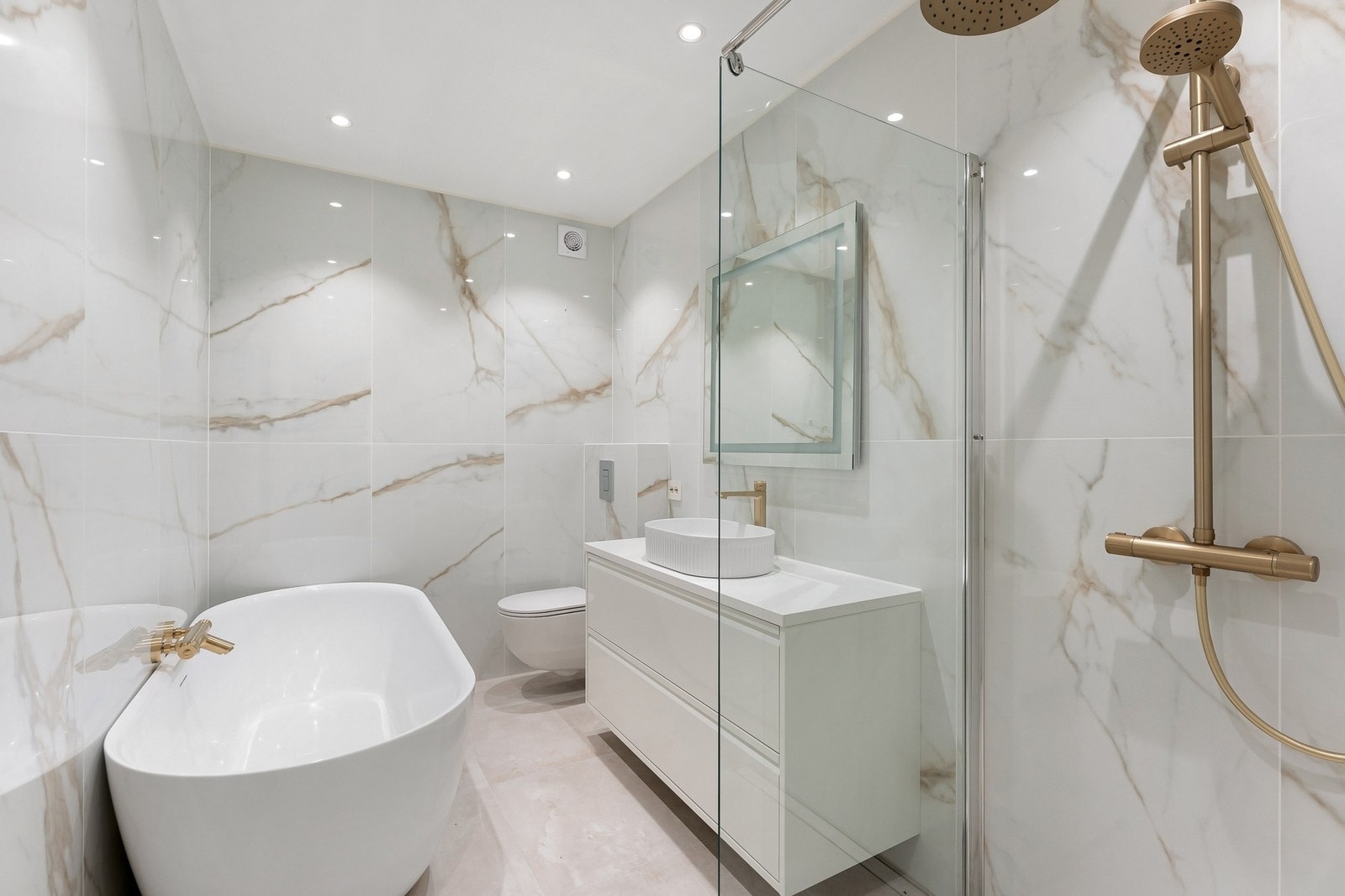 Fra trappegangen i 2. etasje er det adkomst til et lekkert bad fra 2023/2024, hvor moderne løsninger møter tidløs eleganse. Galleribilde