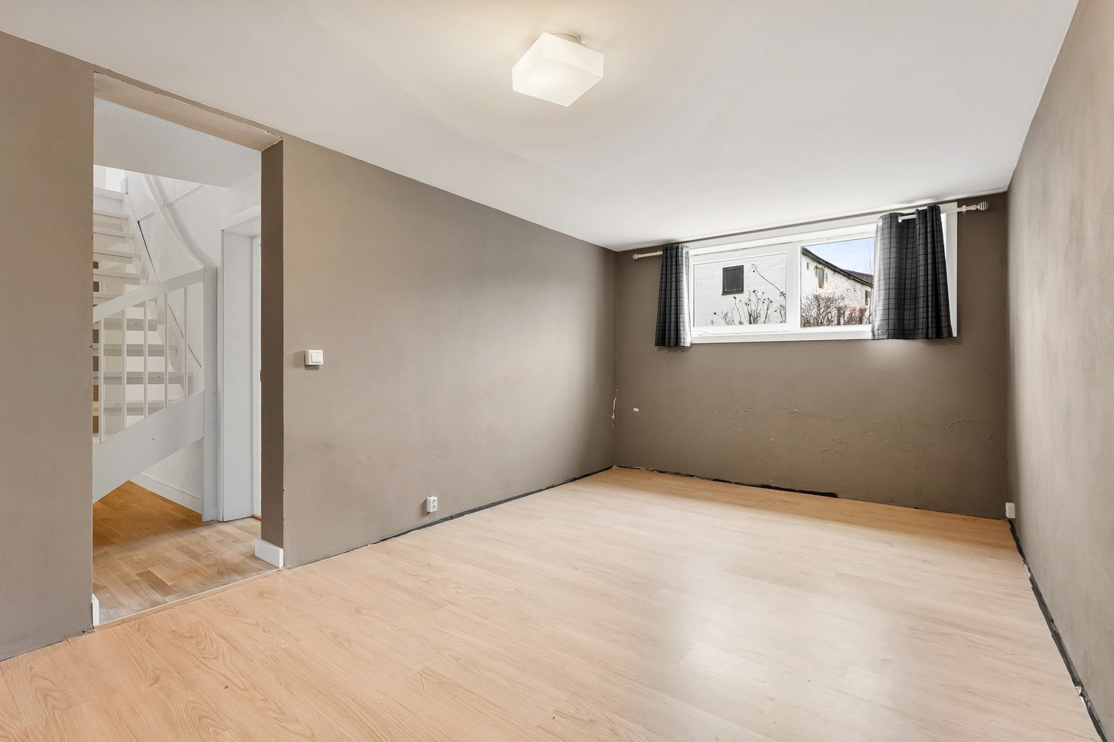 Fra trappegangen er det adkomst til et rom benyttet som kjellerstue (ikke godkjent for varig opphold). Galleribilde
