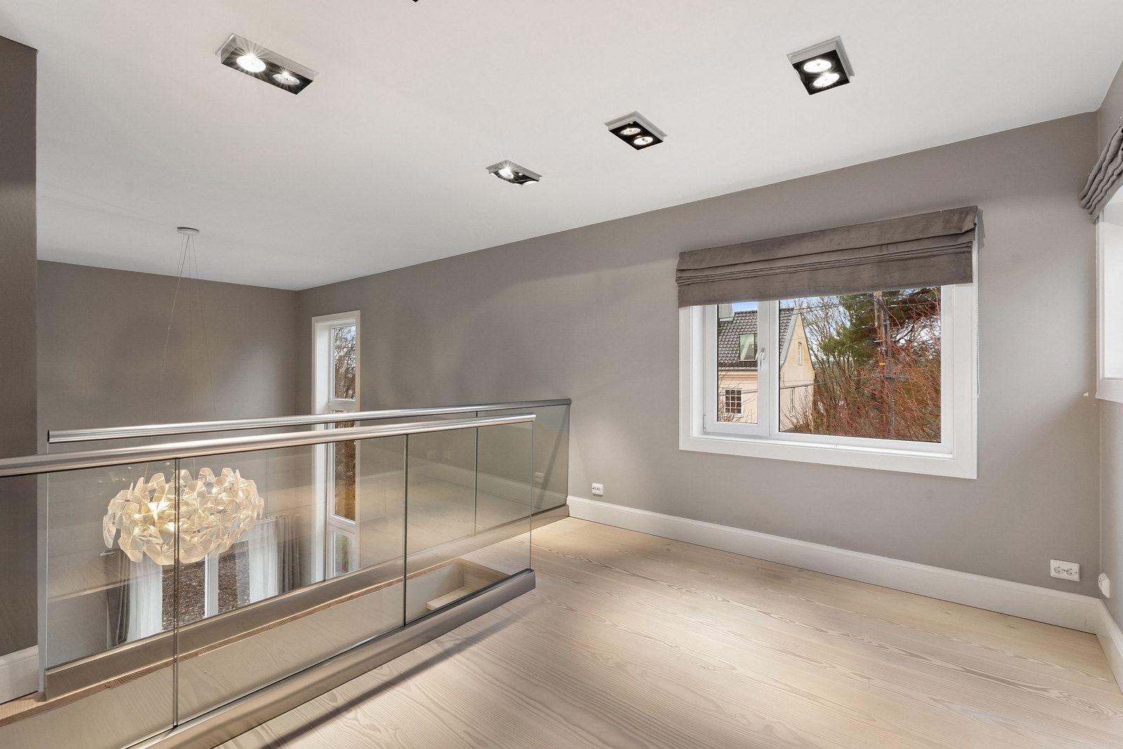 Luftig arbeidsområde med naturlig lysinnslipp. Galleribilde