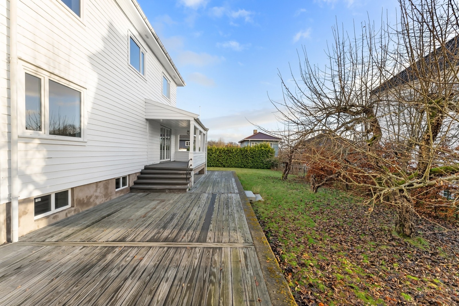 Hagen er som skapt for sommerbruk, med en flat og romslig tomt på hele 954 kvm. Galleribilde