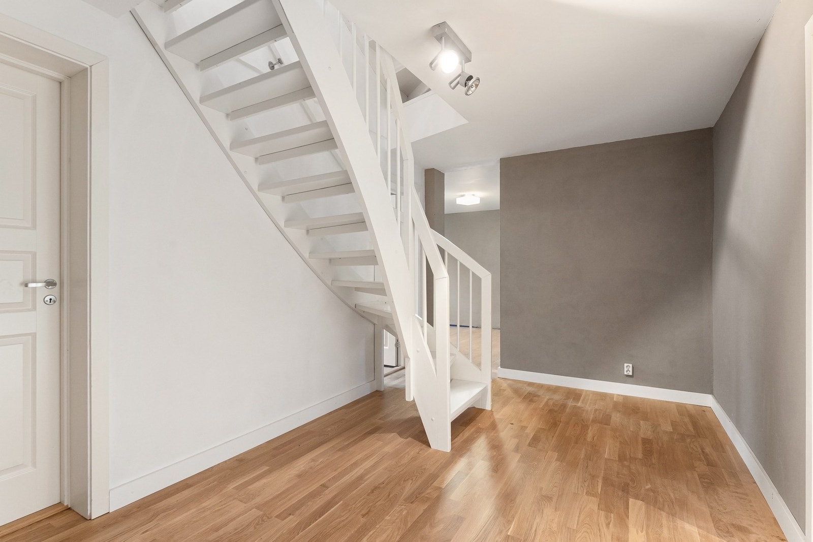 Kjelleretasjen (hoveddel) består av trappegang, rom benyttet som kjellerstue, rom benyttet som soverom, vaskerom, bad, sportsbod og trapperom. Galleribilde