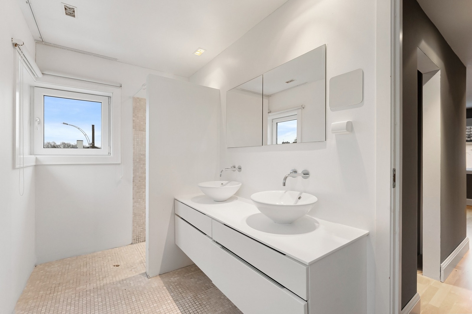 Eget bad tilknyttet hovedsoverommet gir en praktisk og komfortabel hverdag. Galleribilde