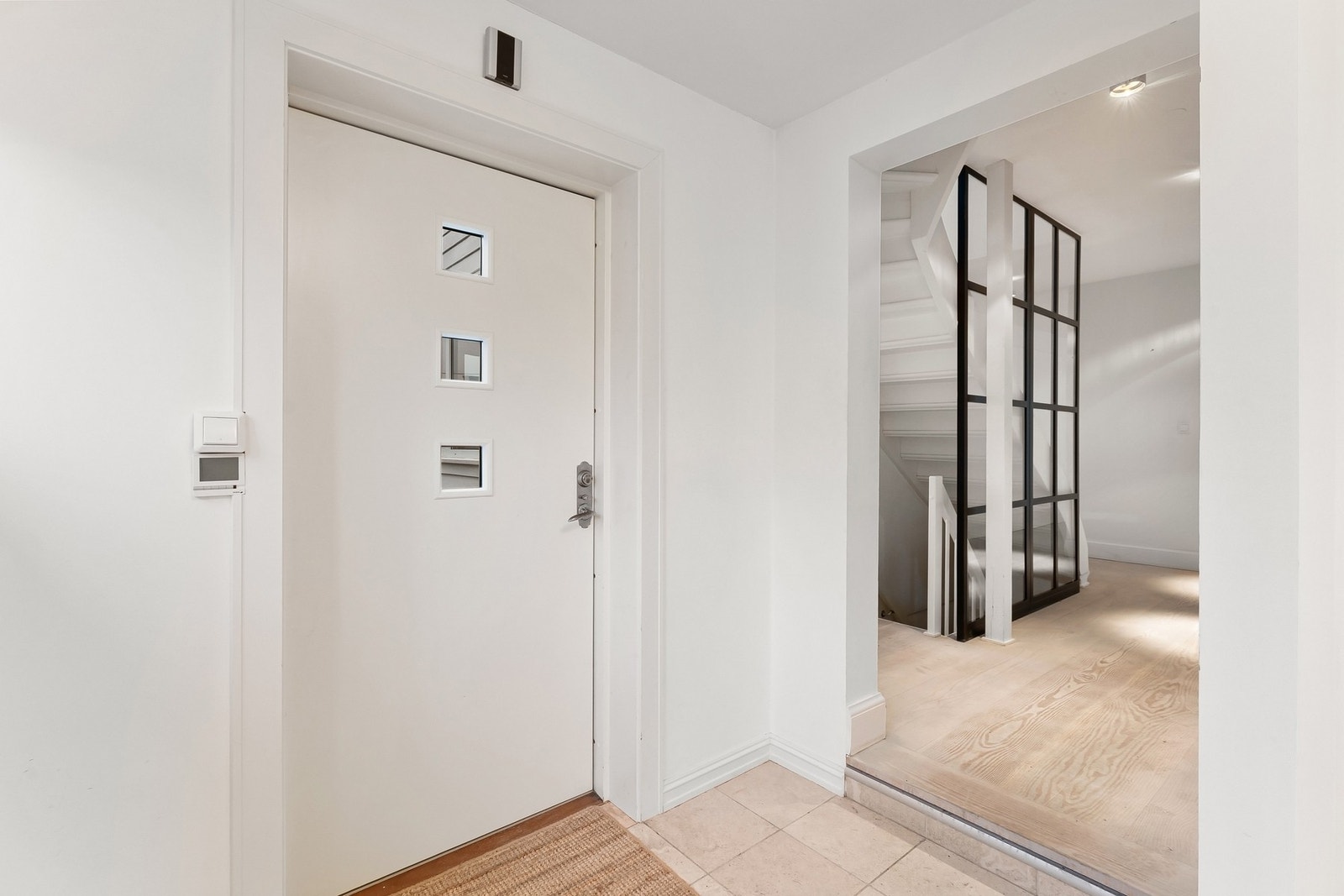 Romslig entré med god plass til oppheng av yttertøy. Galleribilde