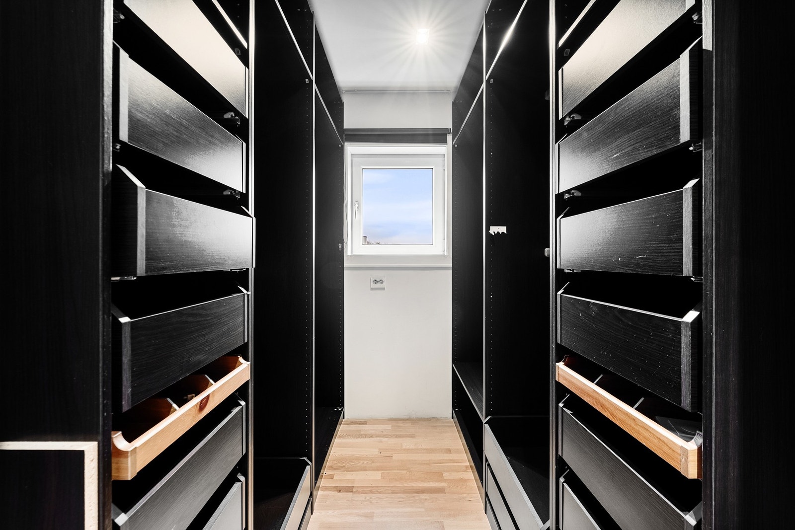 Hovedsoverommet er tilknyttet et eget omkledningsrom. Galleribilde