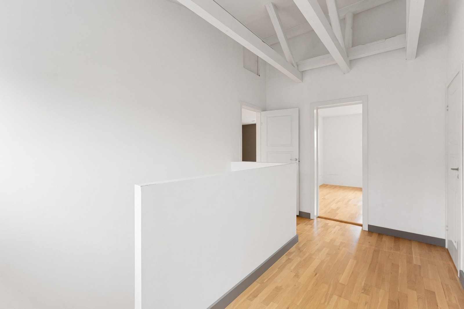 2. etasje består av trappegang, tre soverom, omkledningsrom, arbeidsrom, to bad og innvendig bod. Galleribilde