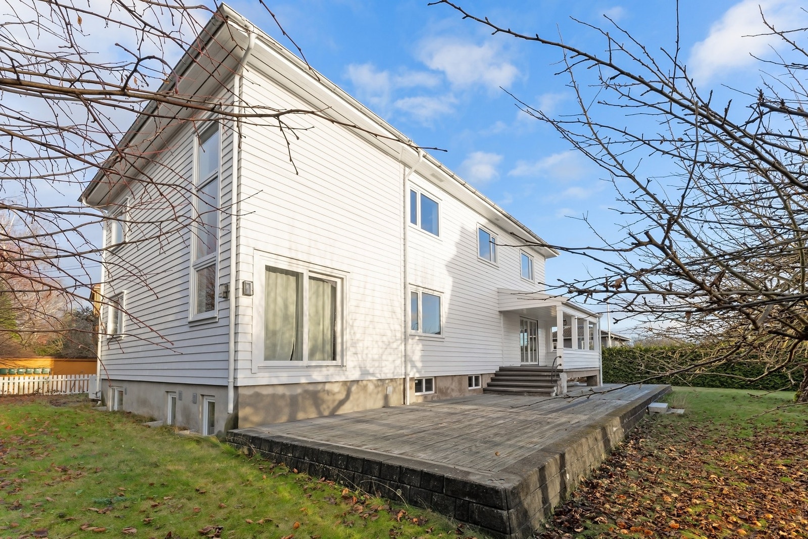 En innholdsrik enebolig o/3 plan med idyllisk hage/tomt beliggende i et etterspurt område på Vinderen/Frøen. Galleribilde