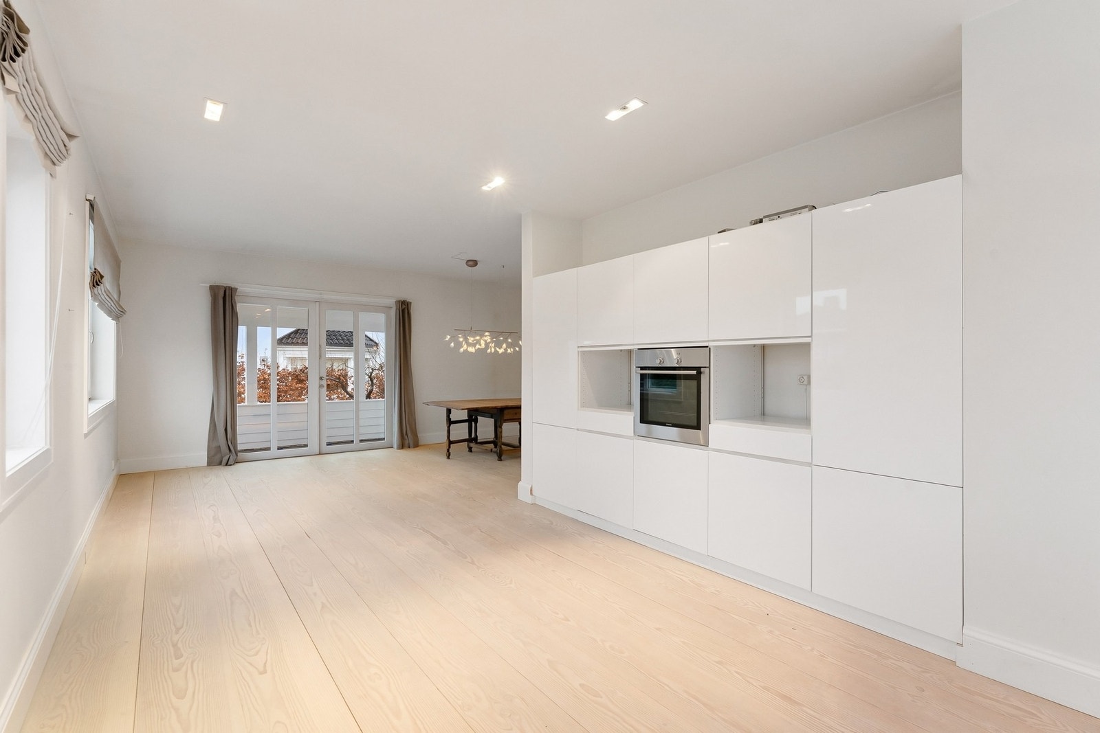 Hvitevarene som stekeovn, platetopp og oppvaskmaskin er integrert i innredningen og medfølger handelen. Galleribilde