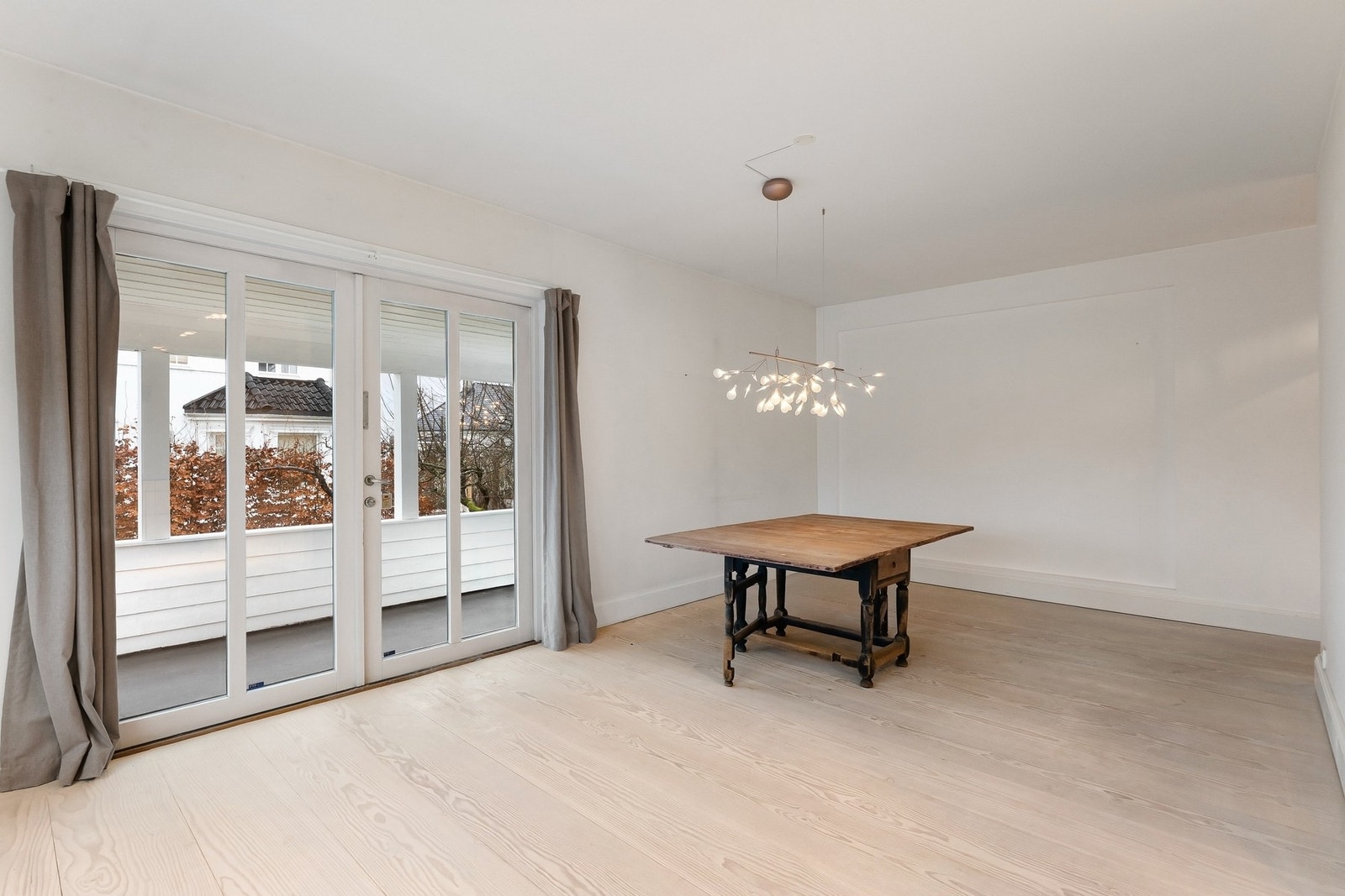 God plass til spisebord og samlingspunkt. Galleribilde