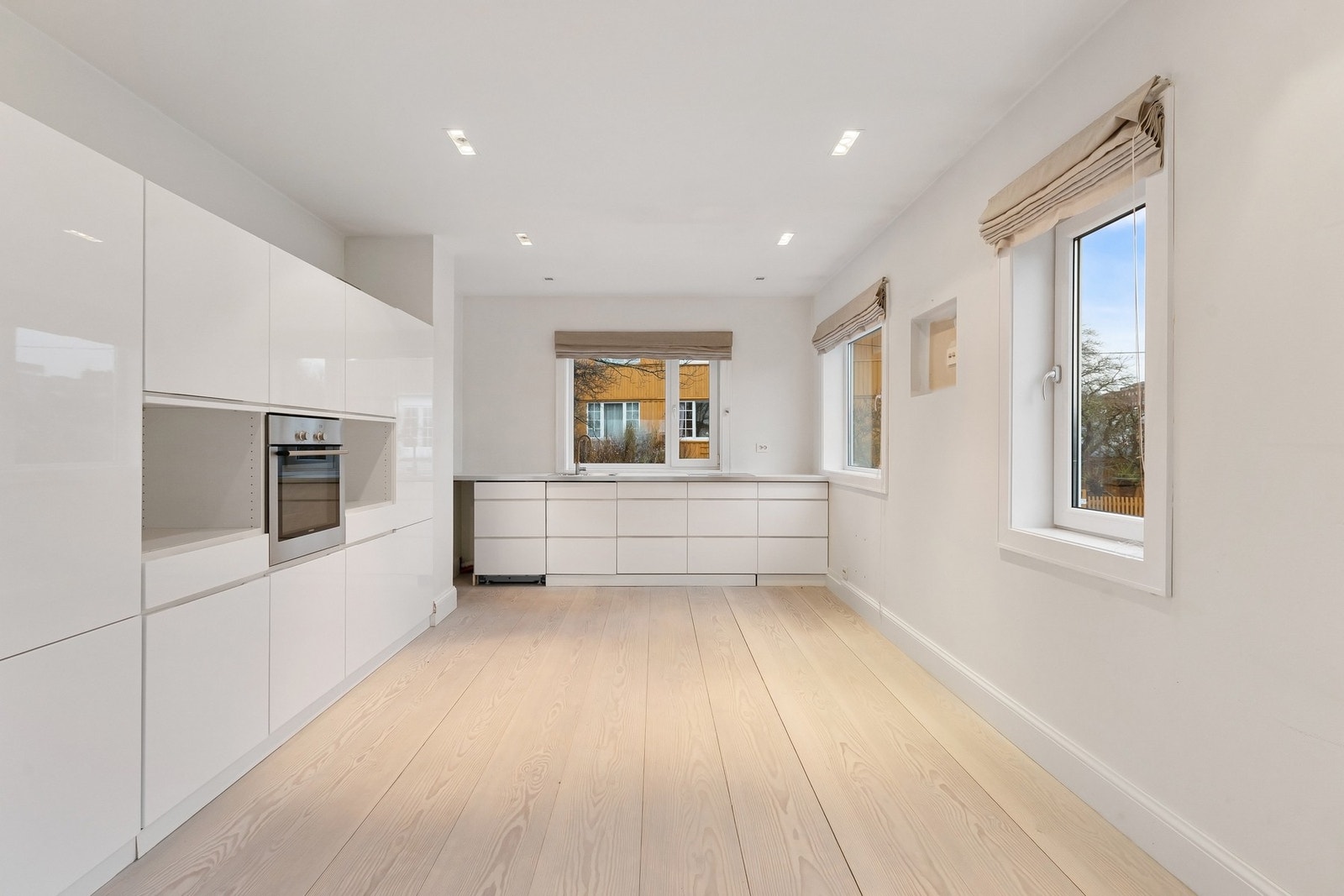 Lyst og stilrent kjøkken med god skap- og benkeplass. Galleribilde